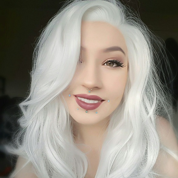✨ICE WHITE 26” WAVY LACE FRONT  WIG *NWT* ✨ - Picture 3 of 7